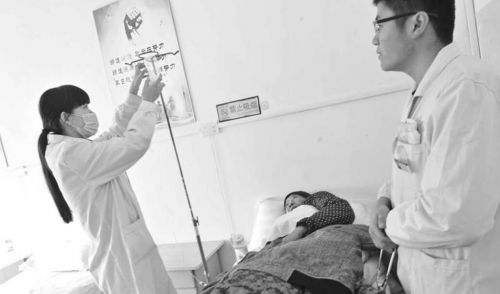 日照市东港区河山镇卫生院,一位因病致贫的老人在接受免费治疗 齐鲁晚报记者刘涛摄