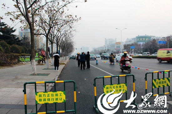 现场设置了标志提醒过往行人和车辆避让